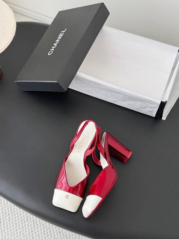 Shoes-слингбэк on high блочном heel from лаковым Cape and gold logo фото 6