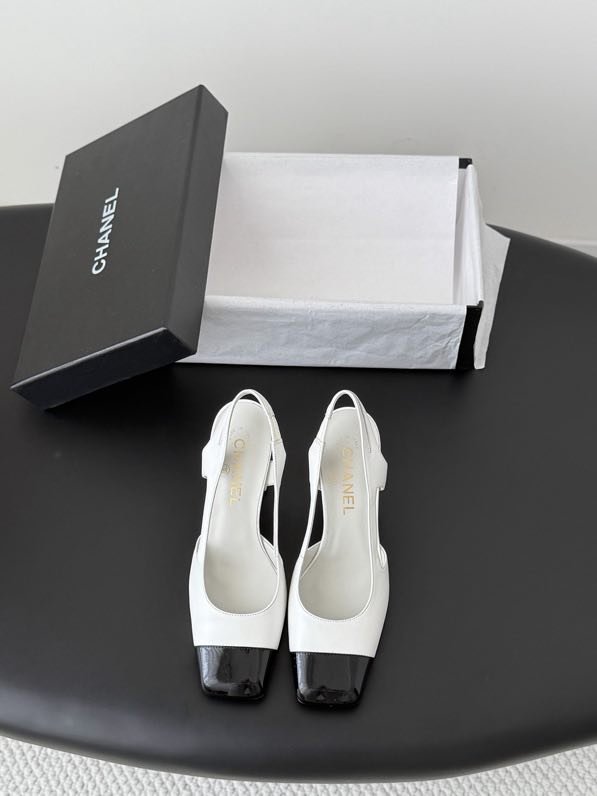 Shoes-слингбэк on high блочном heel from лаковым Cape and gold logo фото 6