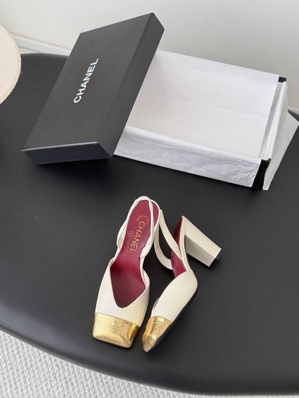 Shoes-слингбэк on high блочном heel from лаковым Cape and gold logo фото 8