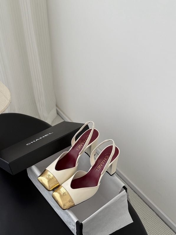 Shoes-слингбэк on high блочном heel from лаковым Cape and gold logo фото 9