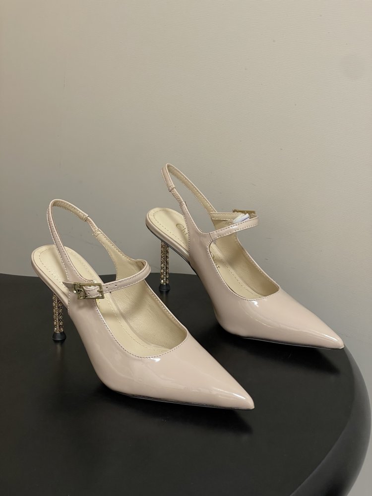 Shoes слингбэки of lacquered skin from sharp the toe