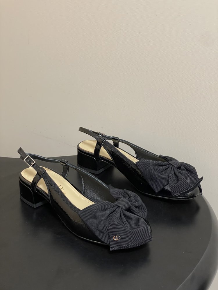 Shoes слингбэки on блочном heel from close bow