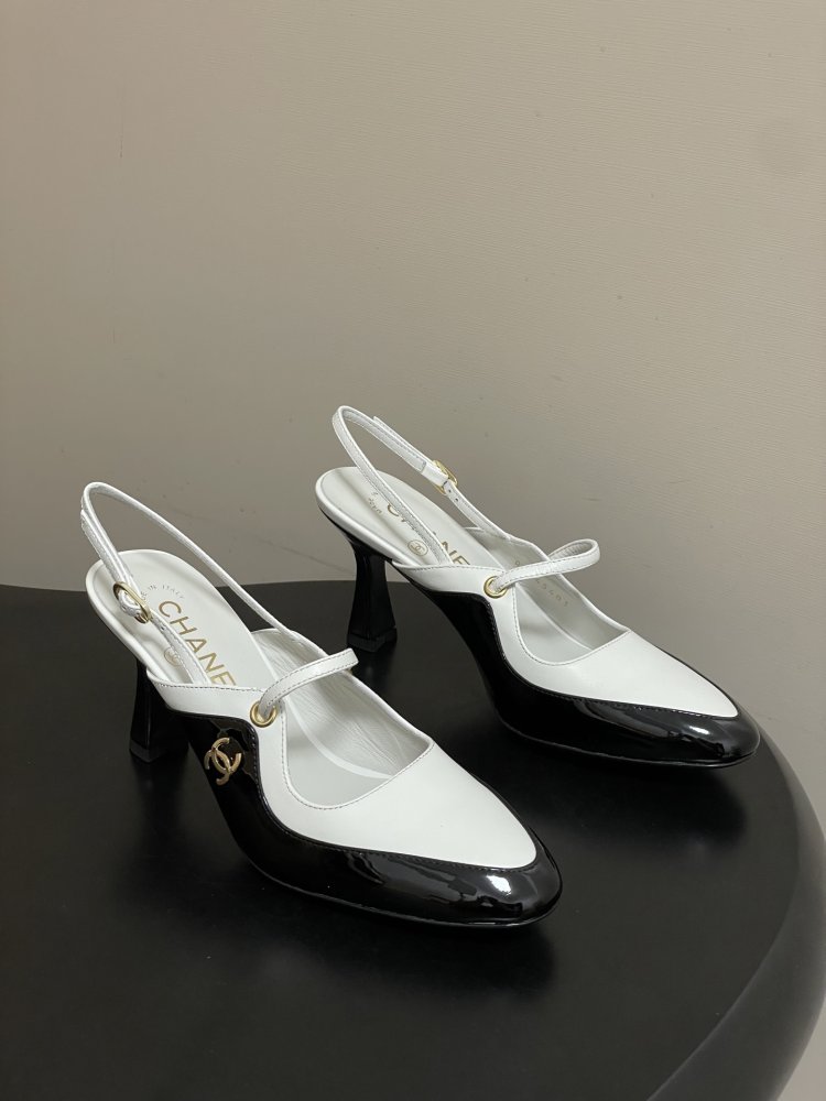 Shoes слингбэки on фигурном heel from strap Mary Jane and logo CC at lacquered skin