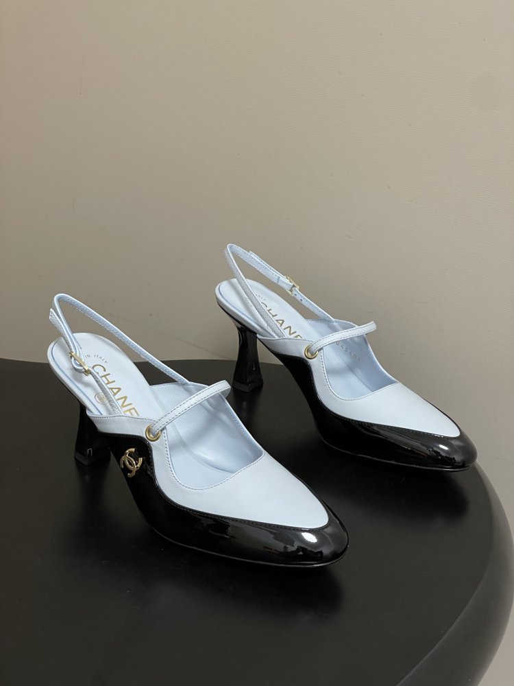 Shoes слингбэки on фигурном heel from strap Mary Jane and logo CC at lacquered skin