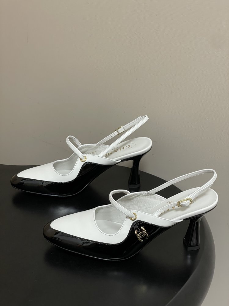 Shoes слингбэки on фигурном heel from strap Mary Jane and logo CC at lacquered skin фото 3