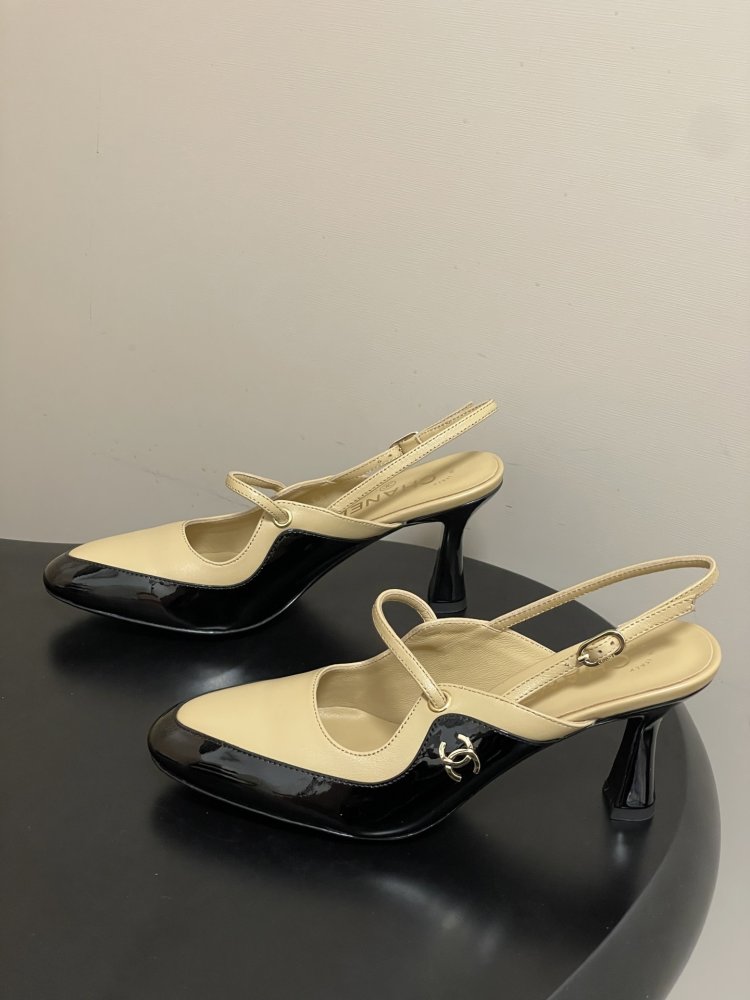 Shoes слингбэки on фигурном heel from strap Mary Jane and logo CC at lacquered skin фото 3