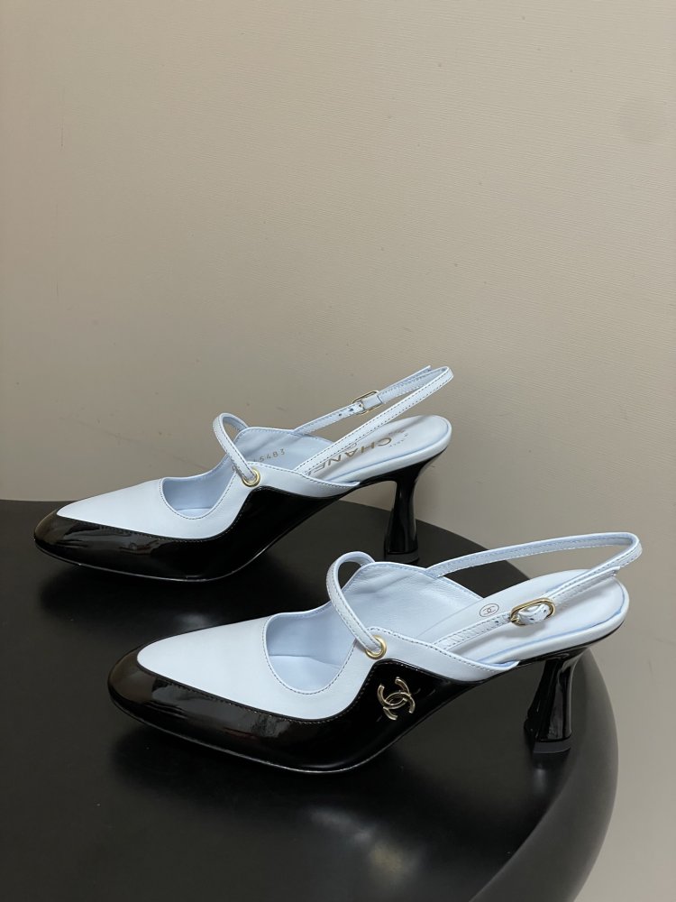 Shoes слингбэки on фигурном heel from strap Mary Jane and logo CC at lacquered skin фото 3