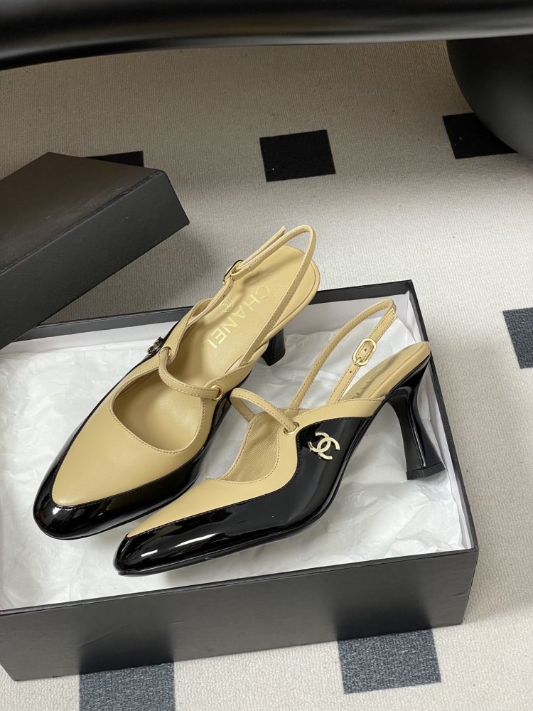 Shoes слингбэки on фигурном heel from strap Mary Jane and logo CC at lacquered skin фото 4