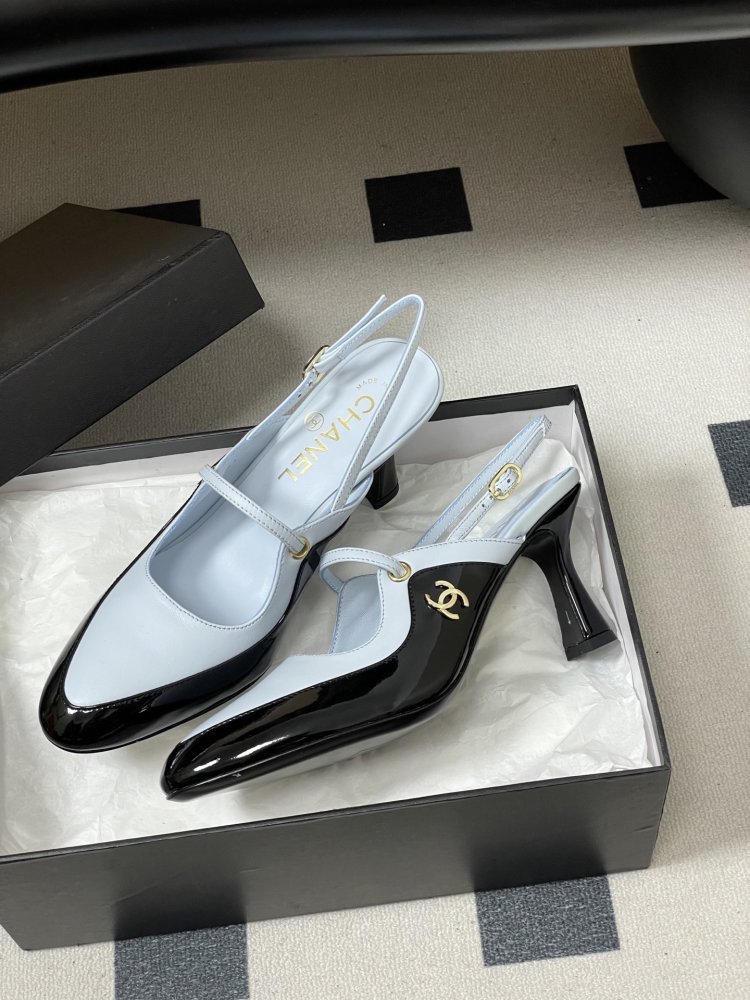 Shoes слингбэки on фигурном heel from strap Mary Jane and logo CC at lacquered skin фото 4