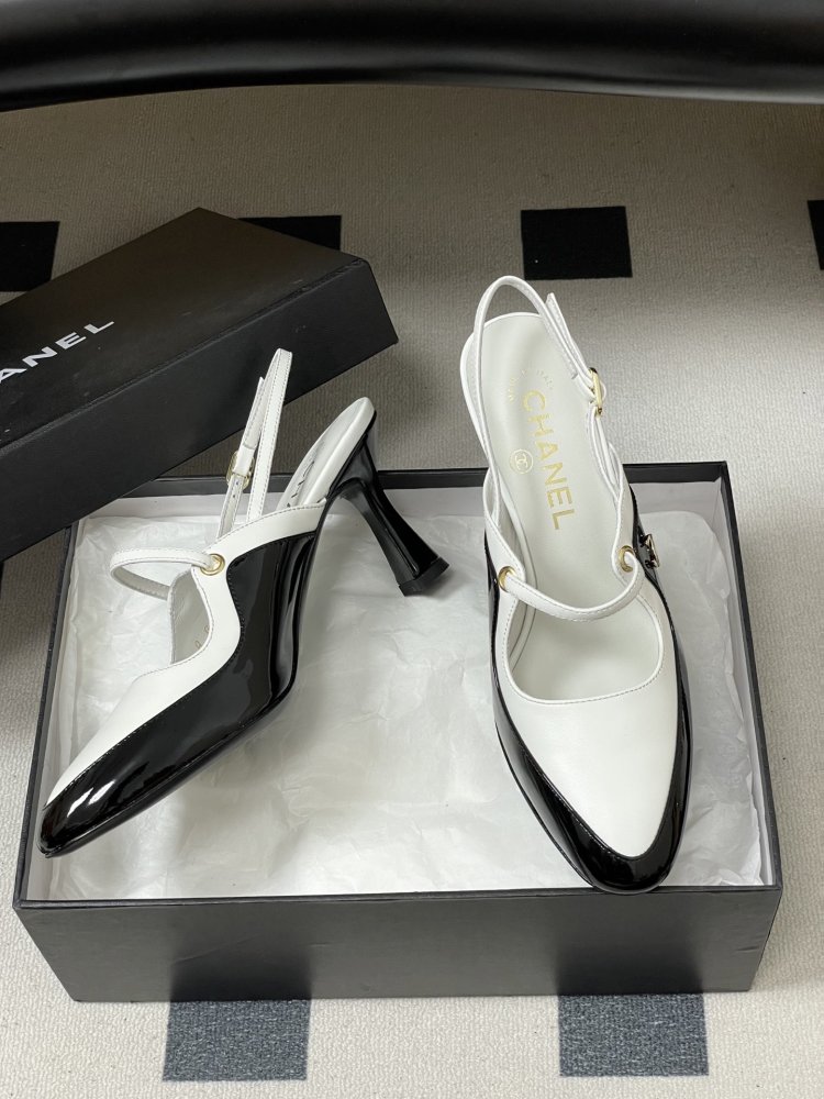 Shoes слингбэки on фигурном heel from strap Mary Jane and logo CC at lacquered skin фото 6