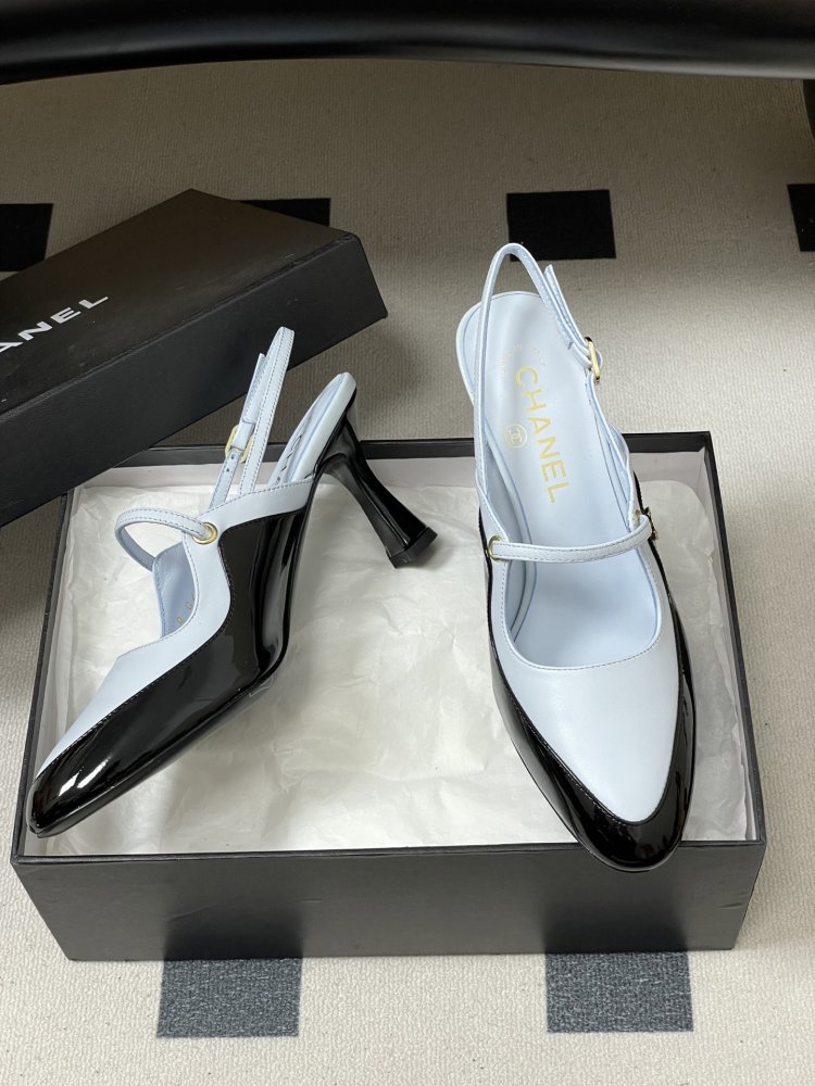 Shoes слингбэки on фигурном heel from strap Mary Jane and logo CC at lacquered skin фото 6