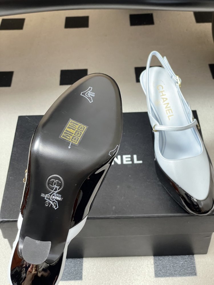Shoes слингбэки on фигурном heel from strap Mary Jane and logo CC at lacquered skin фото 8
