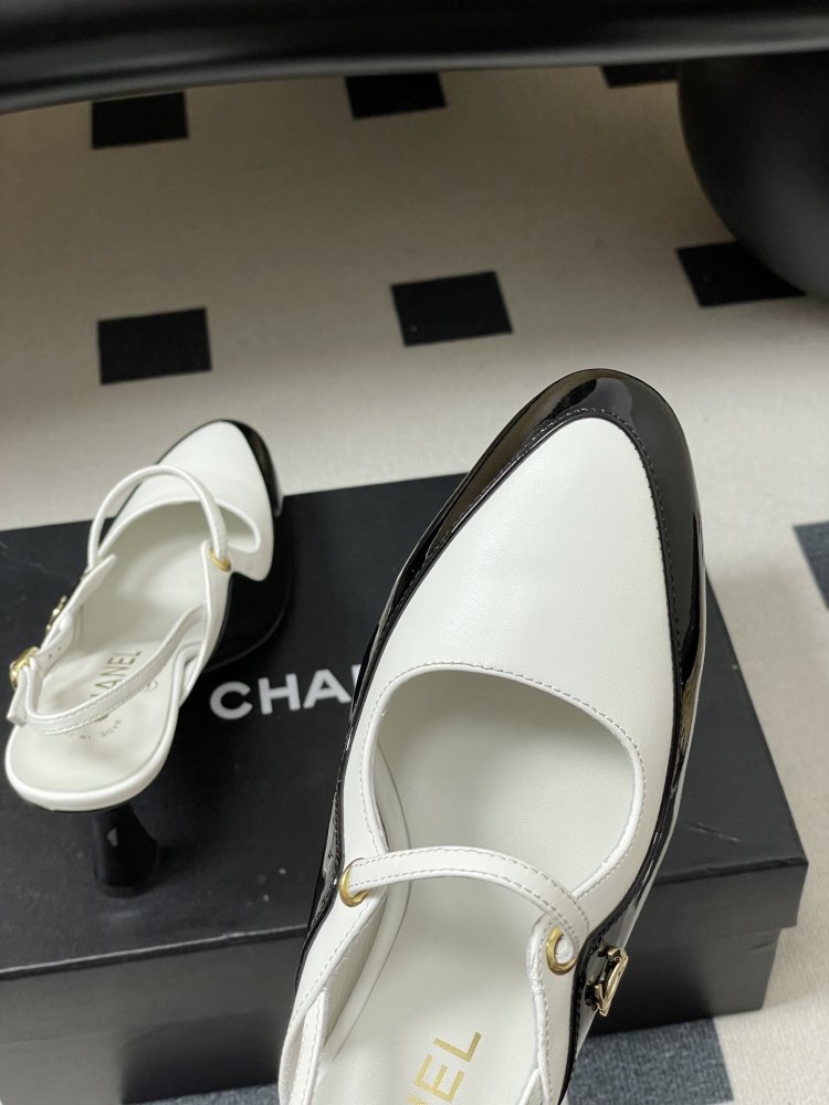 Shoes слингбэки on фигурном heel from strap Mary Jane and logo CC at lacquered skin фото 9