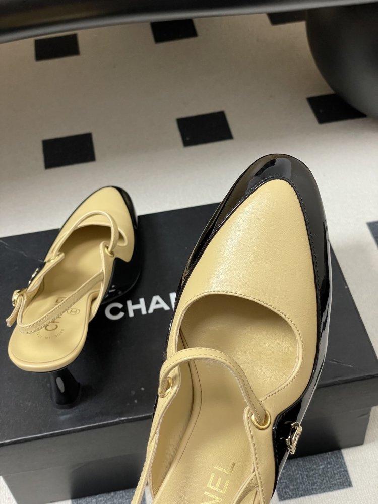 Shoes слингбэки on фигурном heel from strap Mary Jane and logo CC at lacquered skin фото 9