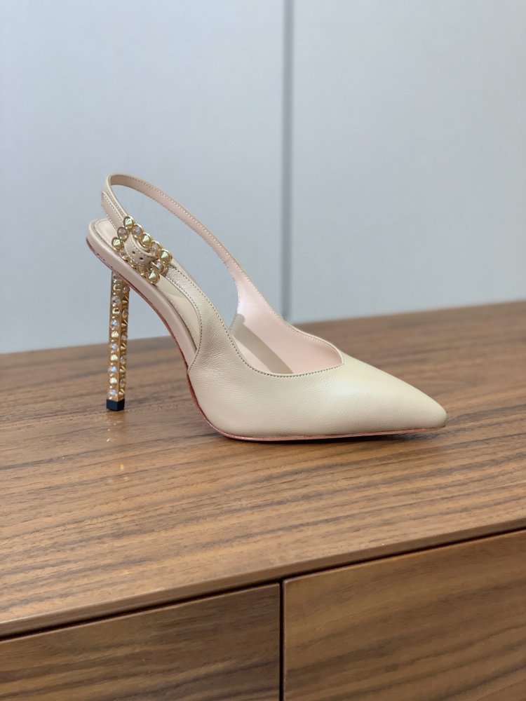 Shoes слингбэки on stud from sharp the toe