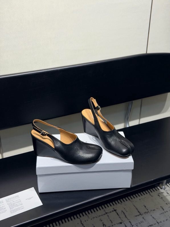 Shoes слингбэки on Wedge from bifurcated the toe