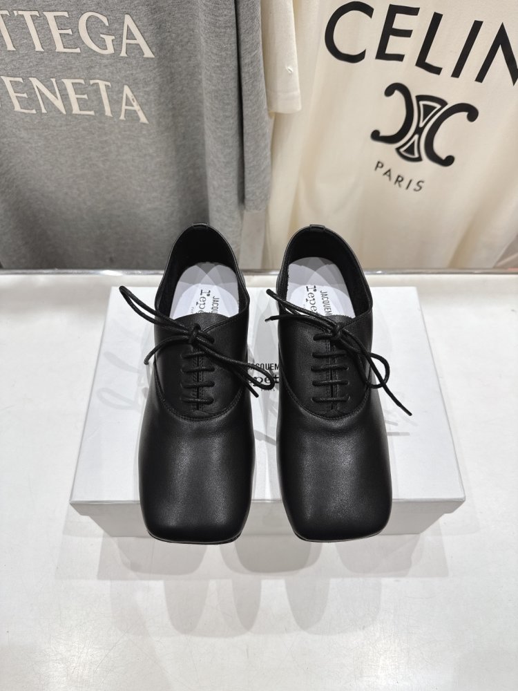 Туфли со шнуровкой и квадратным носком