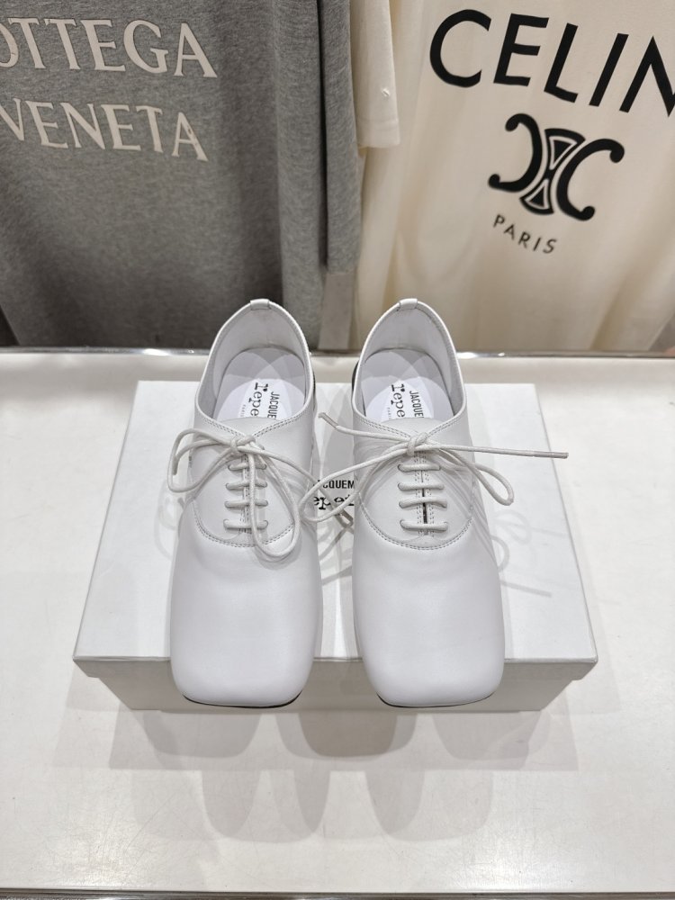 Туфли со шнуровкой и квадратным носком