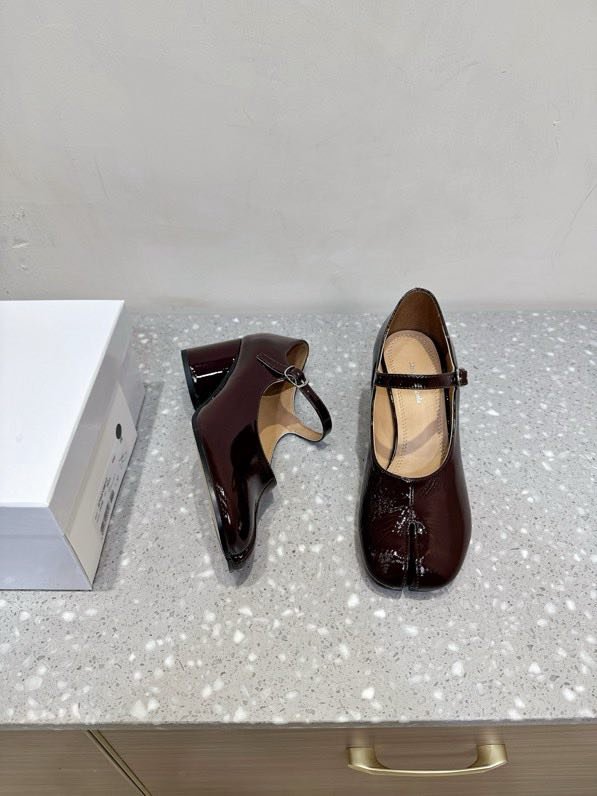 Shoes Tabi leather from bifurcated the toe