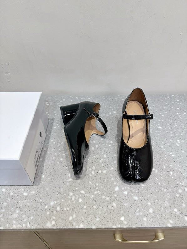 Shoes Tabi leather from bifurcated the toe