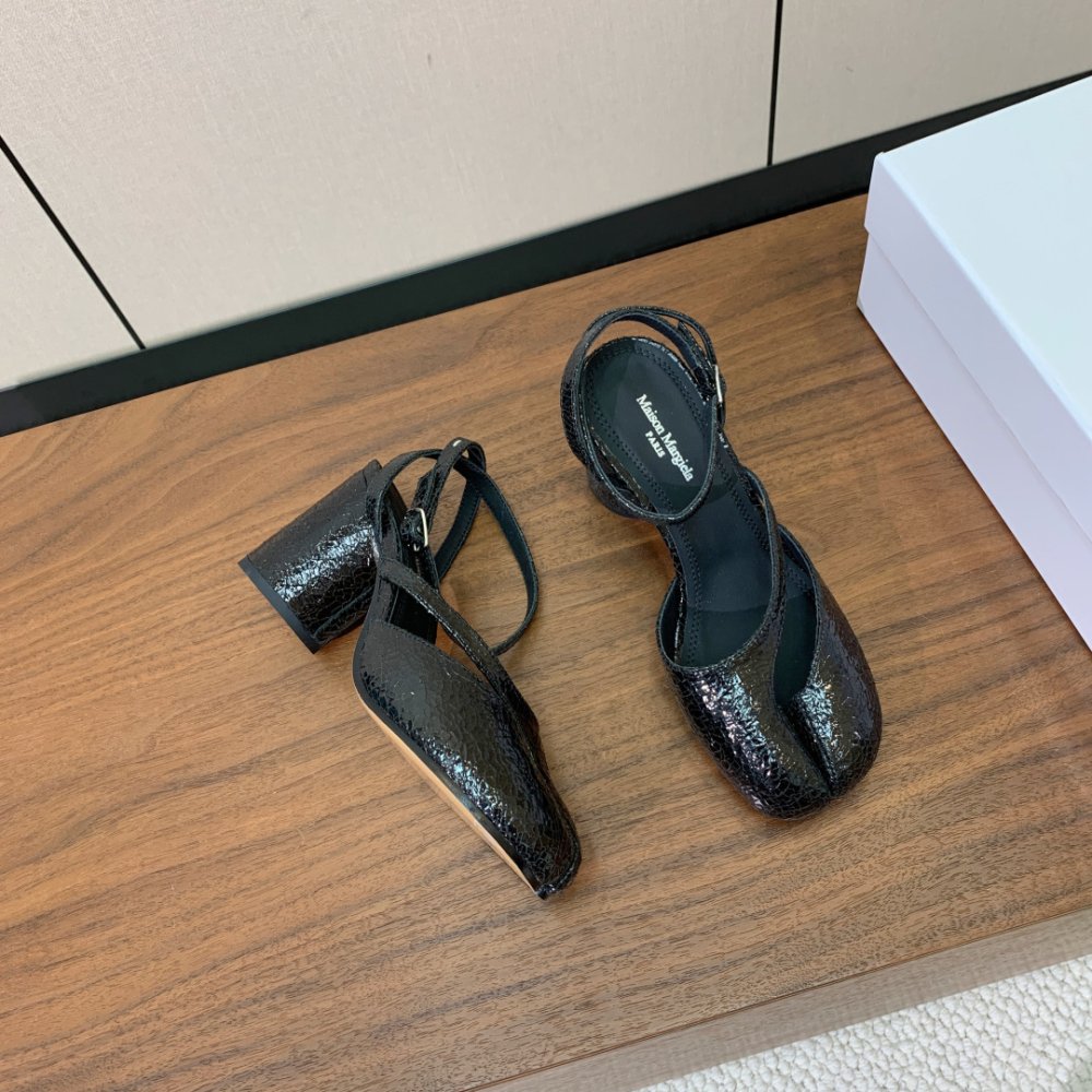 Shoes Tabi from bifurcated the toe