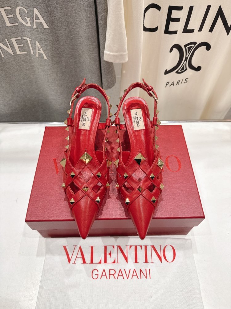 Туфли Valentino Garavani Rockstud на шпильке с заклёпками и ремешком на щиколотке