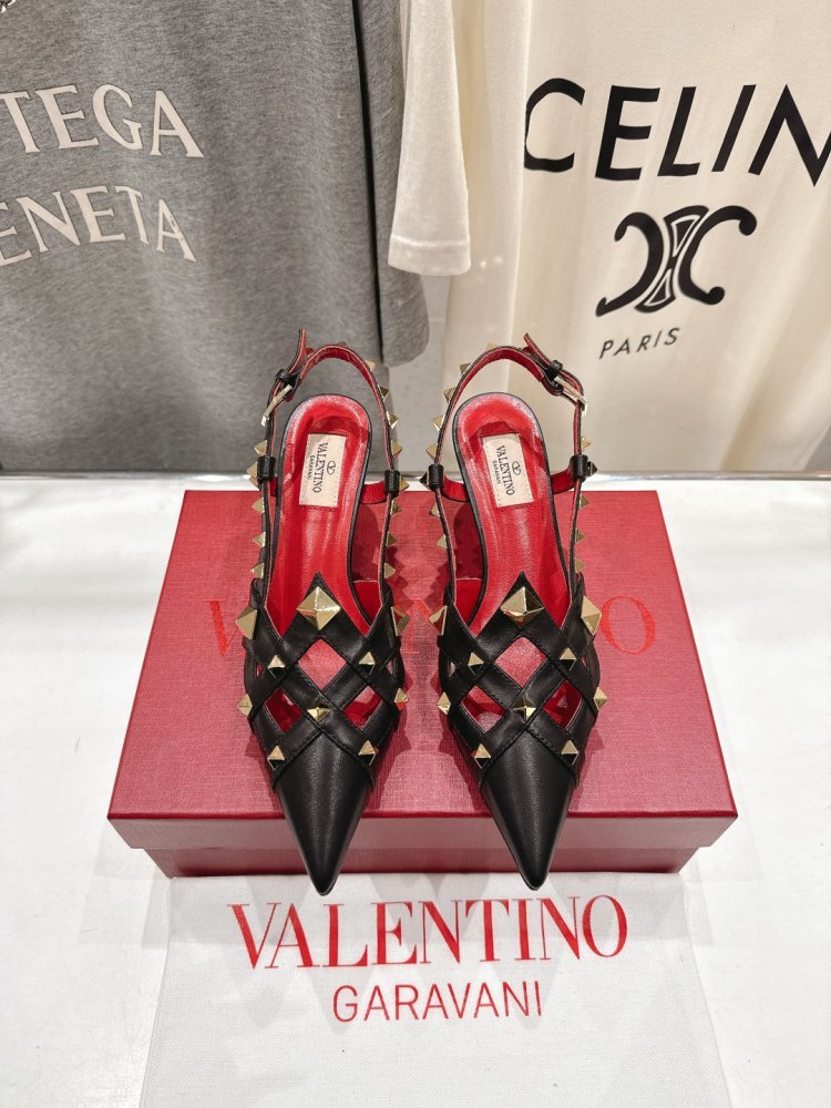 Туфлі Valentino Garavani Rockstud на шпильці з заклепками і ремінцем на щиколотці