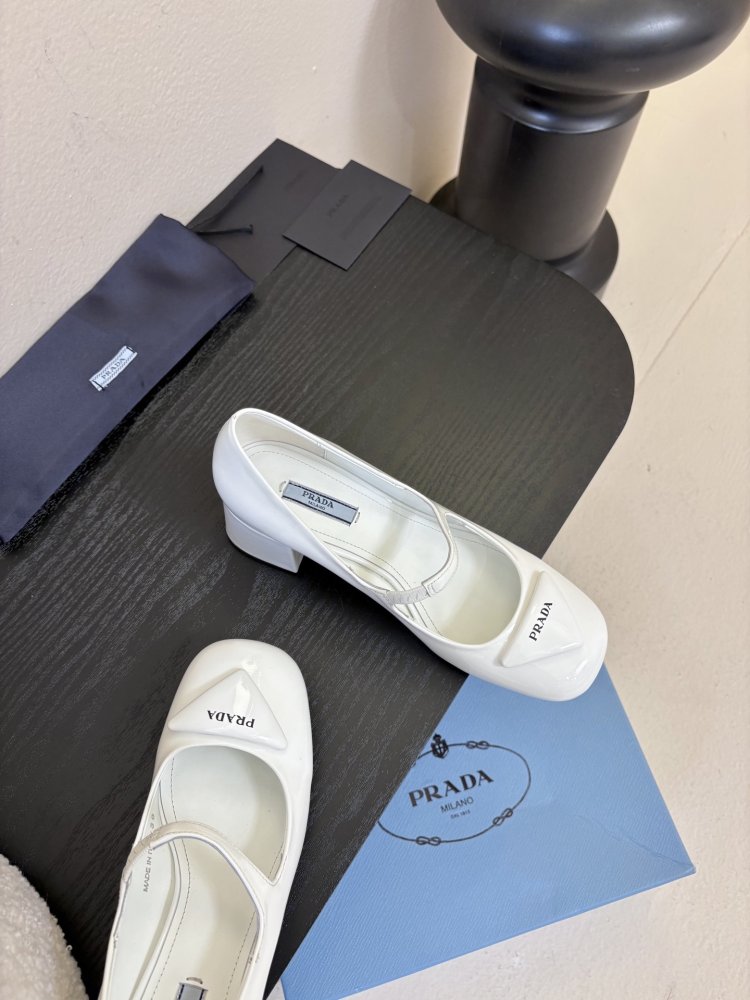 Туфлі жіночі білі шкіряні на підборах з логотипом з квадратним носком Mary Jane фото 4