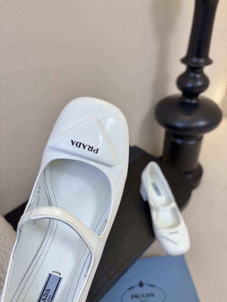 Туфлі жіночі білі шкіряні на підборах з логотипом з квадратним носком Mary Jane фото 6