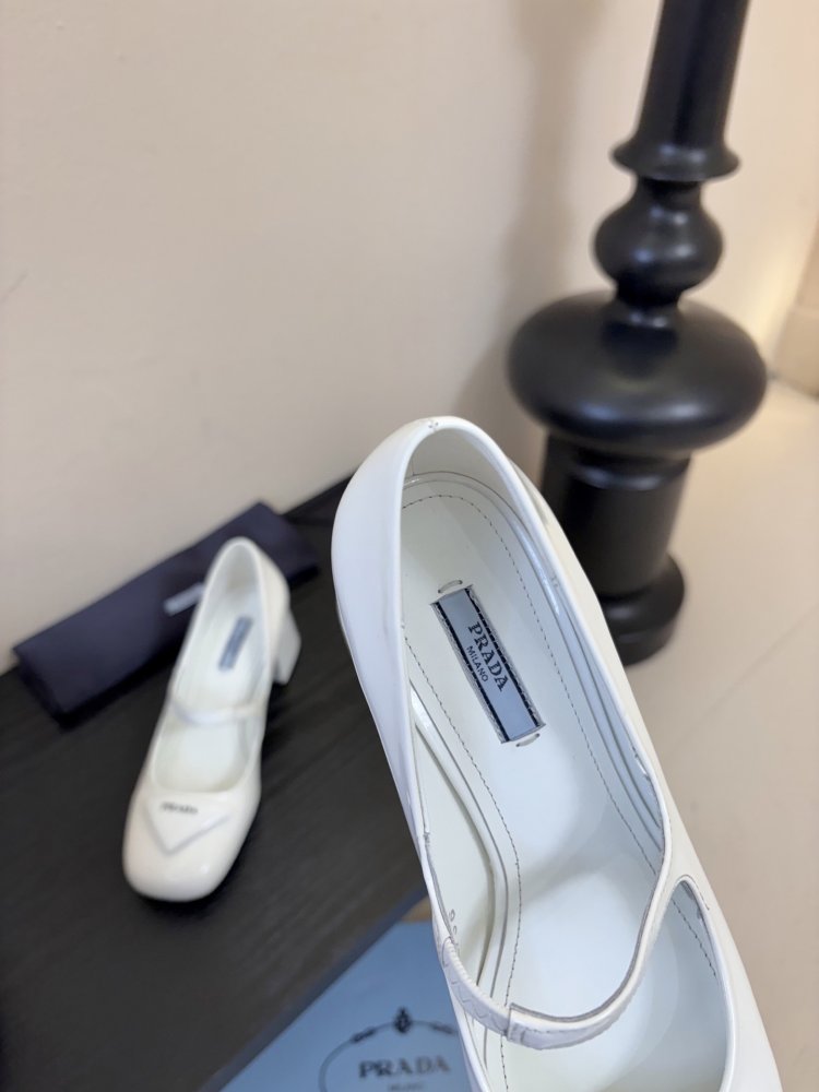 Туфлі жіночі білі шкіряні на підборах з логотипом з квадратним носком Mary Jane фото 8