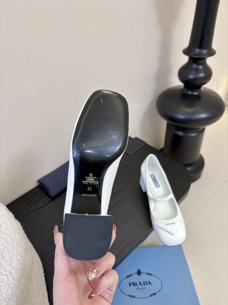 Туфлі жіночі білі шкіряні на підборах з логотипом з квадратним носком Mary Jane фото 9