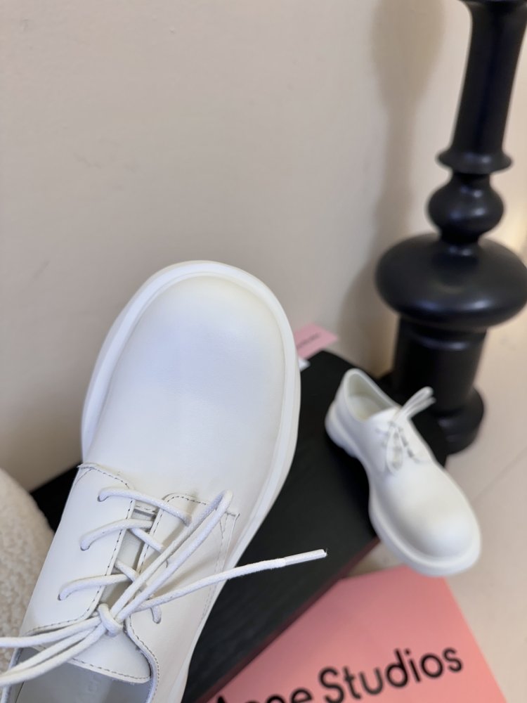 Туфли женские белые кожаные на шнуровке на платформе дерби минималистичные фото 6