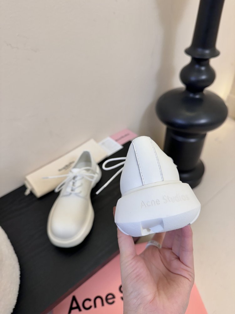 Туфли женские белые кожаные на шнуровке на платформе дерби минималистичные фото 7