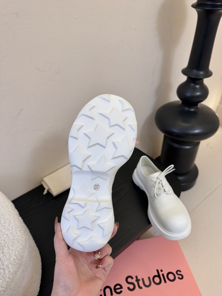 Туфли женские белые кожаные на шнуровке на платформе дерби минималистичные фото 9