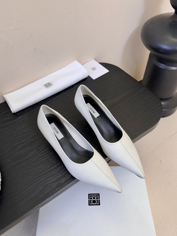 Туфли женские белые лодочки на низком каблуке с острым носком классические