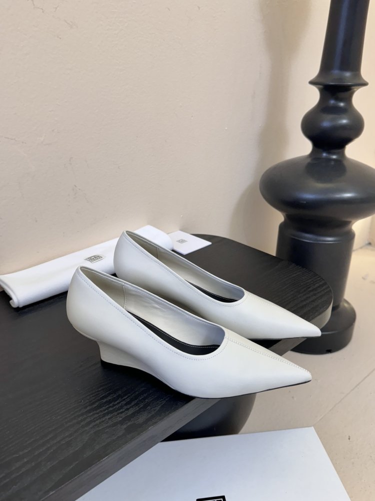 Туфли женские белые лодочки на низком каблуке с острым носком классические фото 2