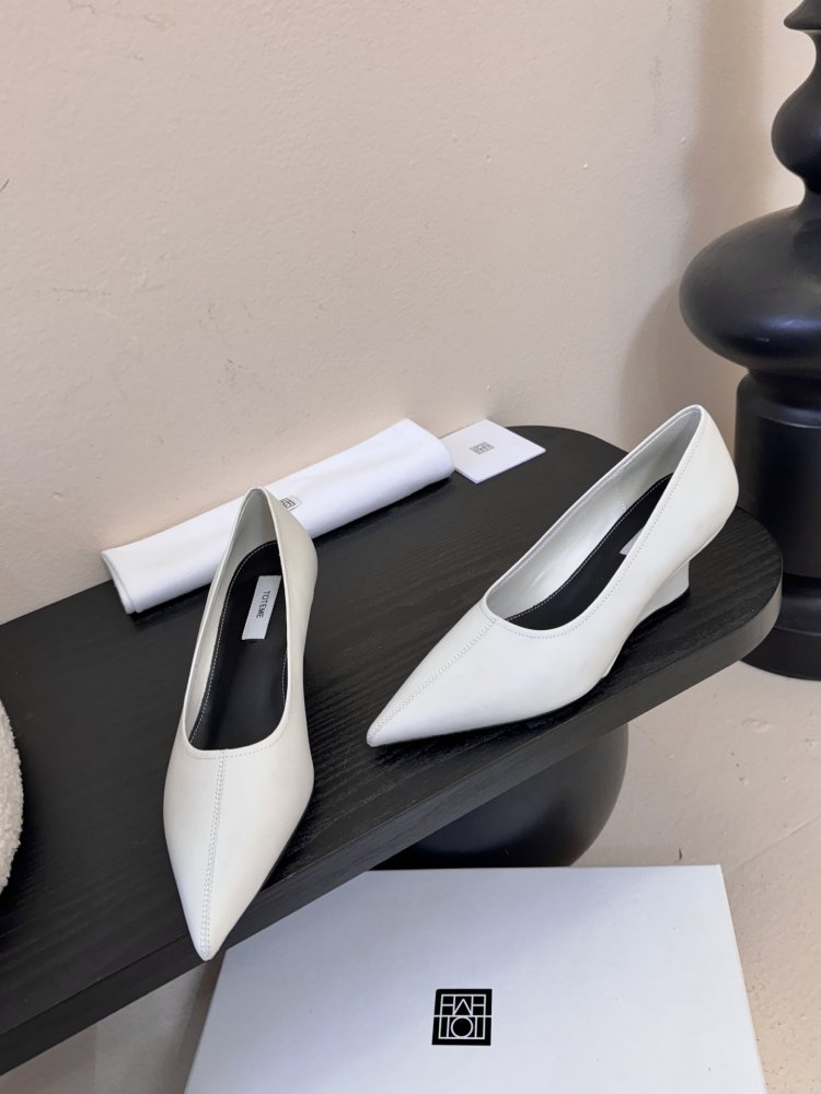 Туфли женские белые лодочки на низком каблуке с острым носком классические фото 3