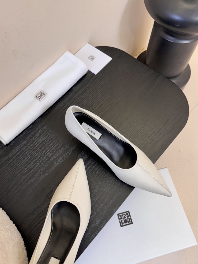 Туфли женские белые лодочки на низком каблуке с острым носком классические фото 4