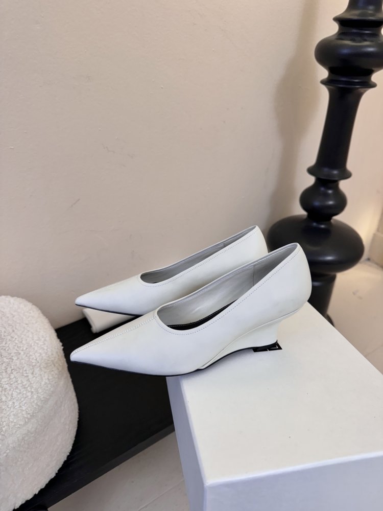 Туфли женские белые лодочки на низком каблуке с острым носком классические фото 5
