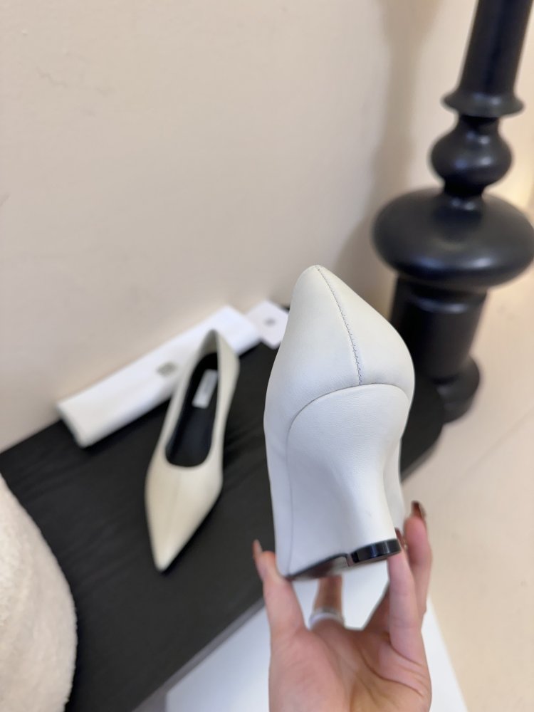 Туфли женские белые лодочки на низком каблуке с острым носком классические фото 7