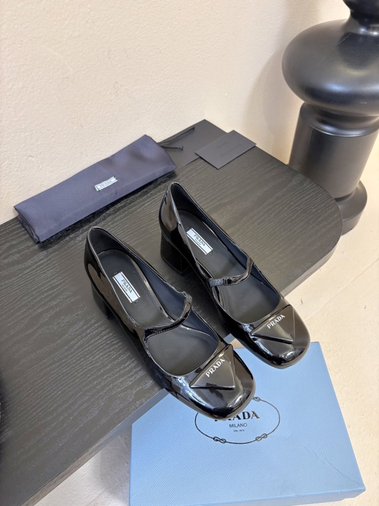 Туфлі жіночі чорні шкіряні на підборах з логотипом з квадратним носком Mary Jane