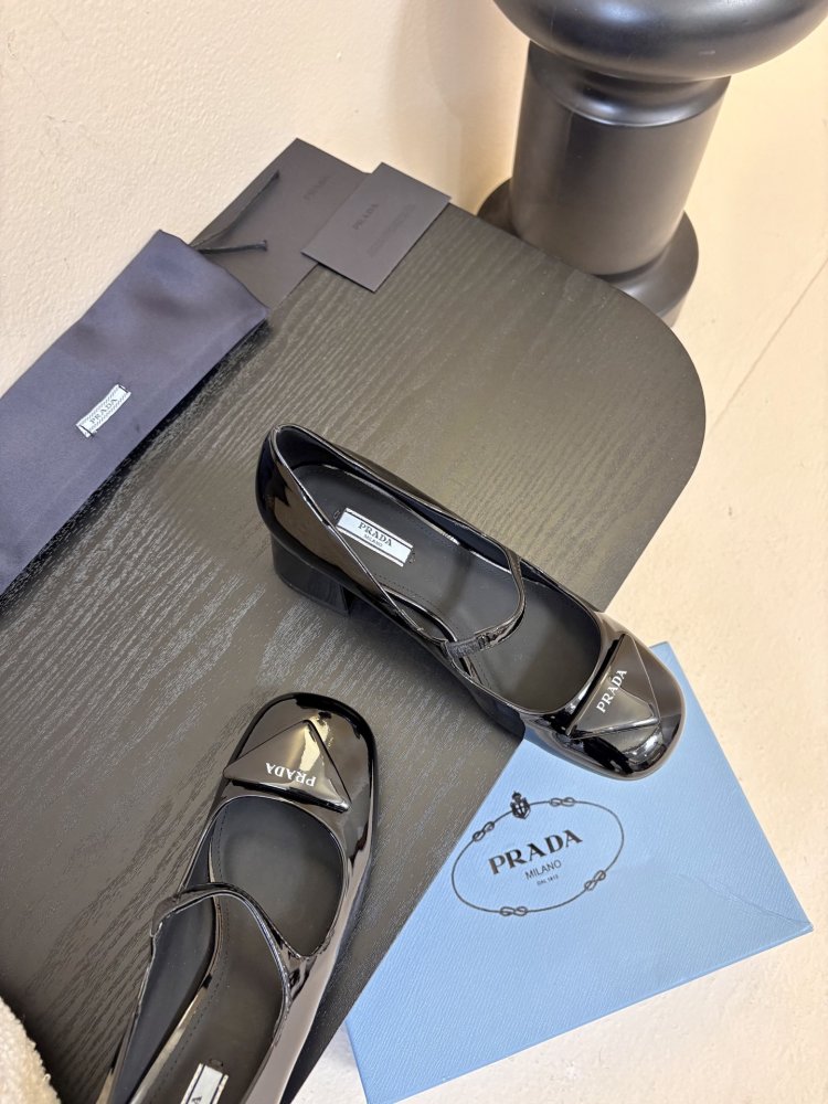 Туфлі жіночі чорні шкіряні на підборах з логотипом з квадратним носком Mary Jane фото 4