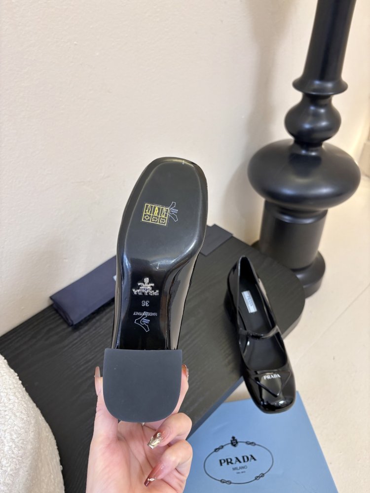 Туфлі жіночі чорні шкіряні на підборах з логотипом з квадратним носком Mary Jane фото 9