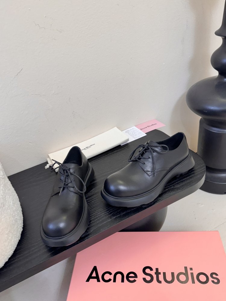 Туфли женские черные кожаные на шнуровке на платформе дерби минималистичные фото 3