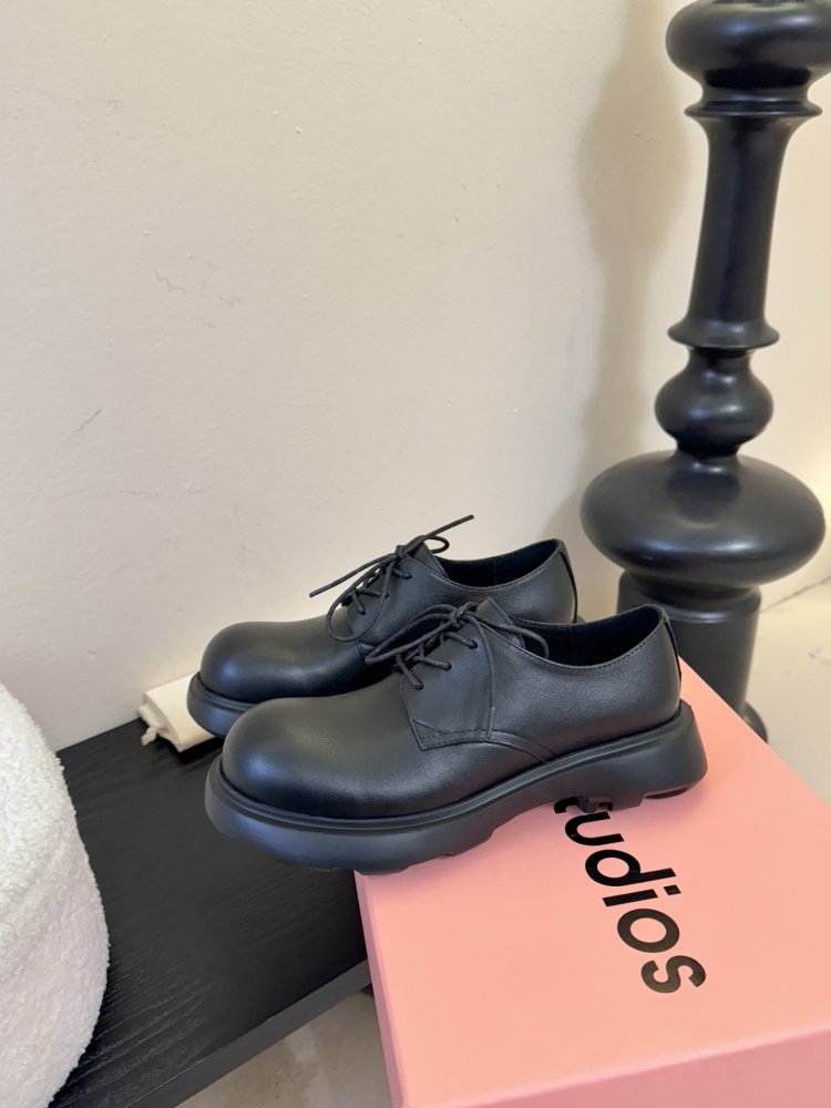 Туфли женские черные кожаные на шнуровке на платформе дерби минималистичные фото 5