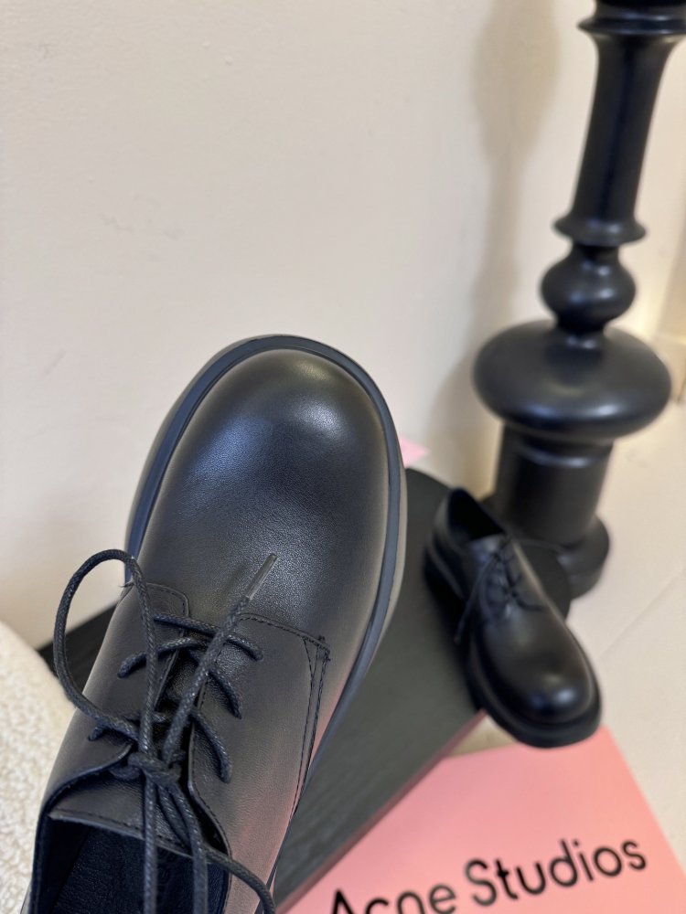 Туфли женские черные кожаные на шнуровке на платформе дерби минималистичные фото 6