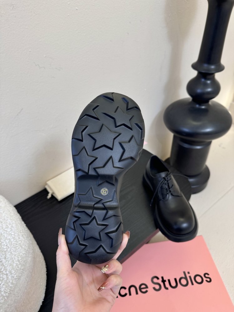 Туфли женские черные кожаные на шнуровке на платформе дерби минималистичные фото 9