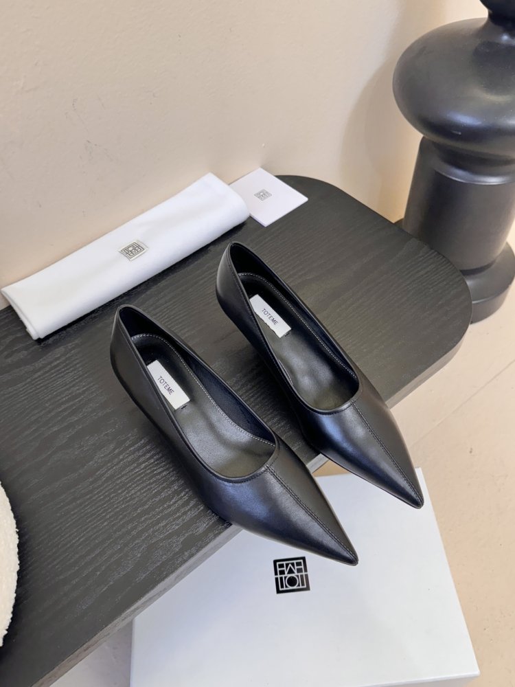 Туфли женские черные лодочки на низком каблуке с острым носком классические