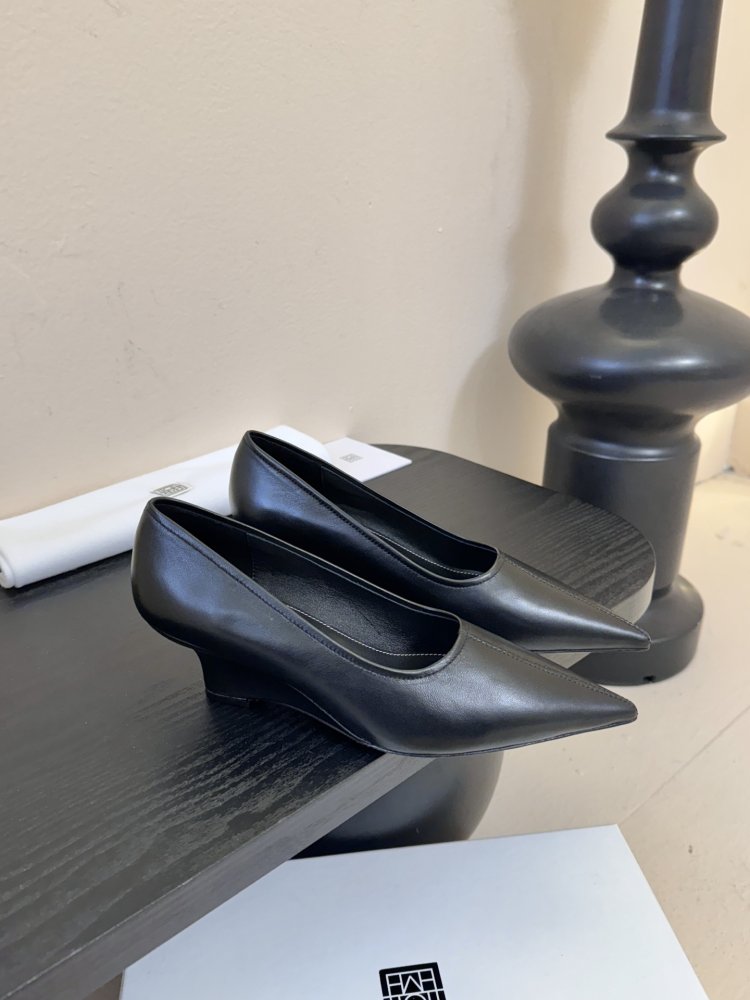 Туфли женские черные лодочки на низком каблуке с острым носком классические фото 2