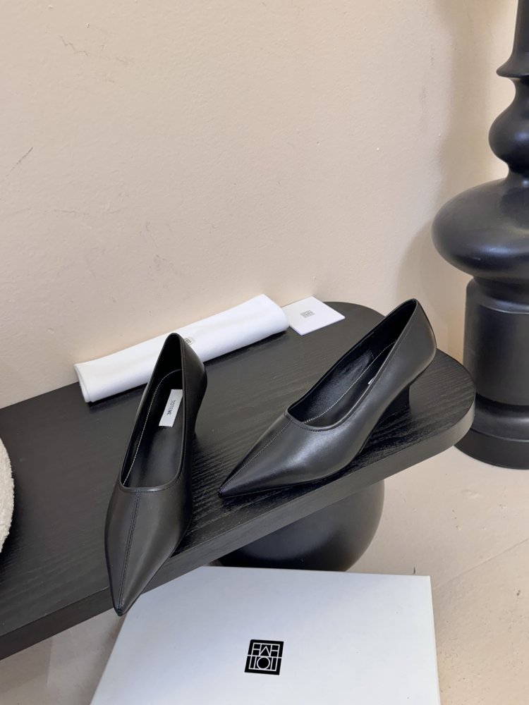 Туфли женские черные лодочки на низком каблуке с острым носком классические фото 3
